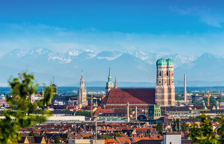 München mit der Frauenkirche vor dem Alpenpanorama