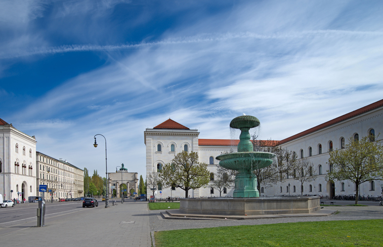 Brunnen vor der Ludwig-Maximilians-Universität München