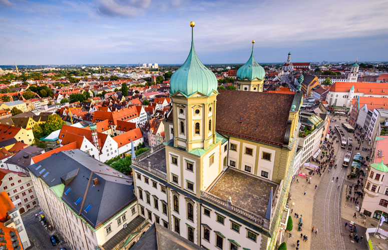 Stadtpanorama mit Rathaus Augsburg