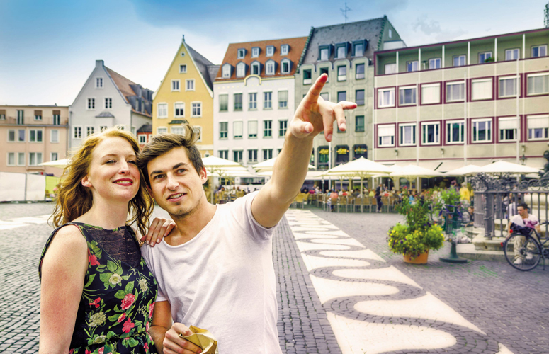 Studentenpaar auf dem Fuggerplatz in Augsburg